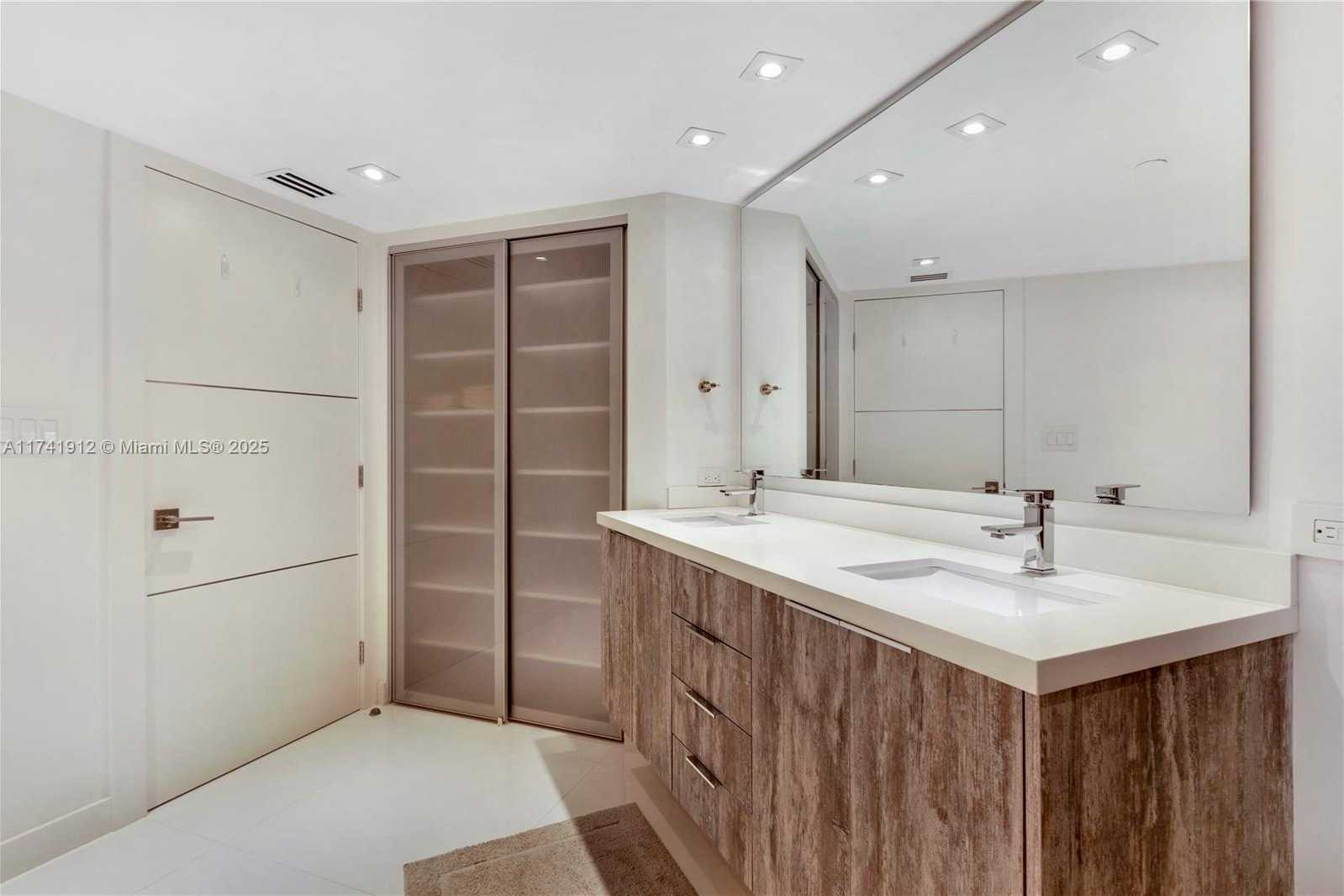 Small Image of 5757 Collins Ave, Miami Beach, FL 33140, USA Number 12
