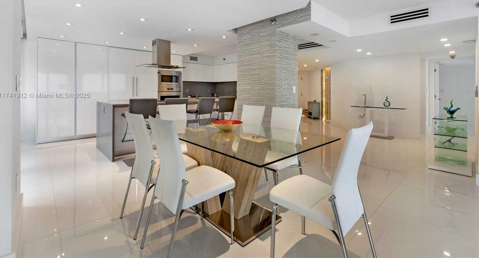 Small Image of 5757 Collins Ave, Miami Beach, FL 33140, USA Number 7