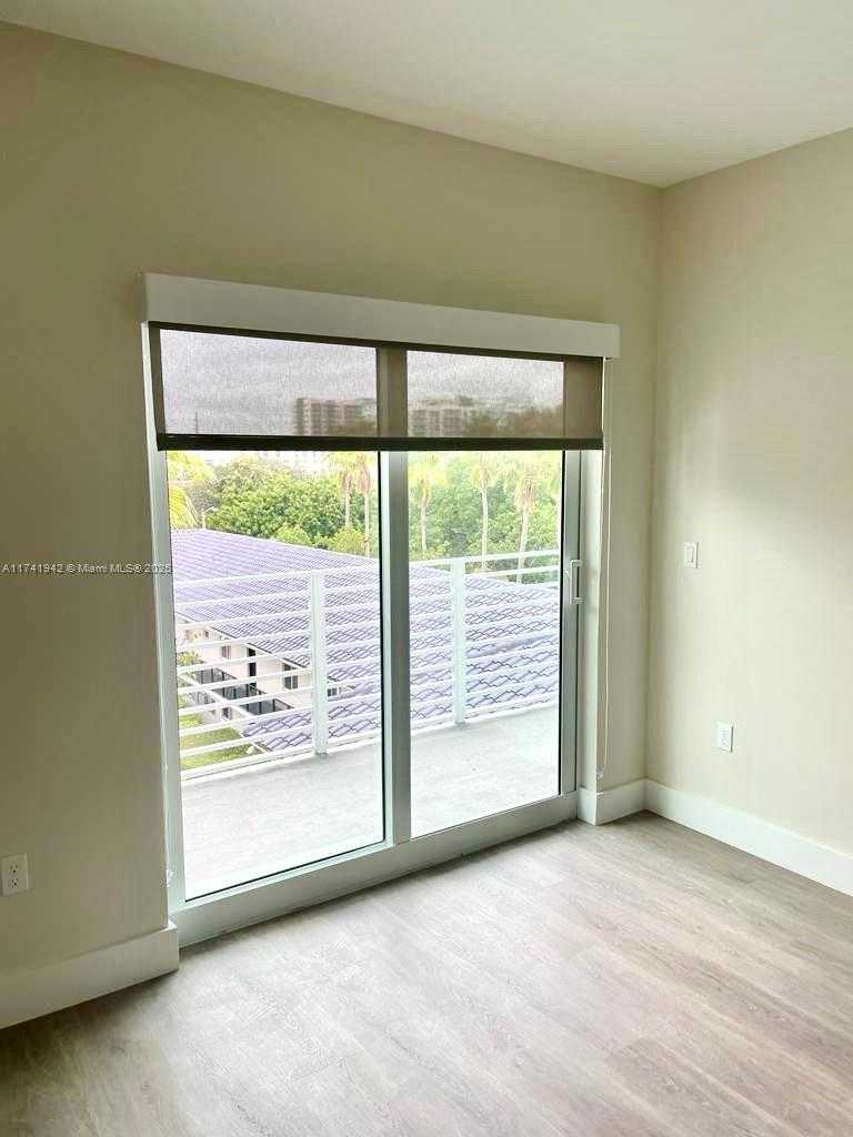 Small Image of 1938 JACKSON ST #403, Hollywood Number 9