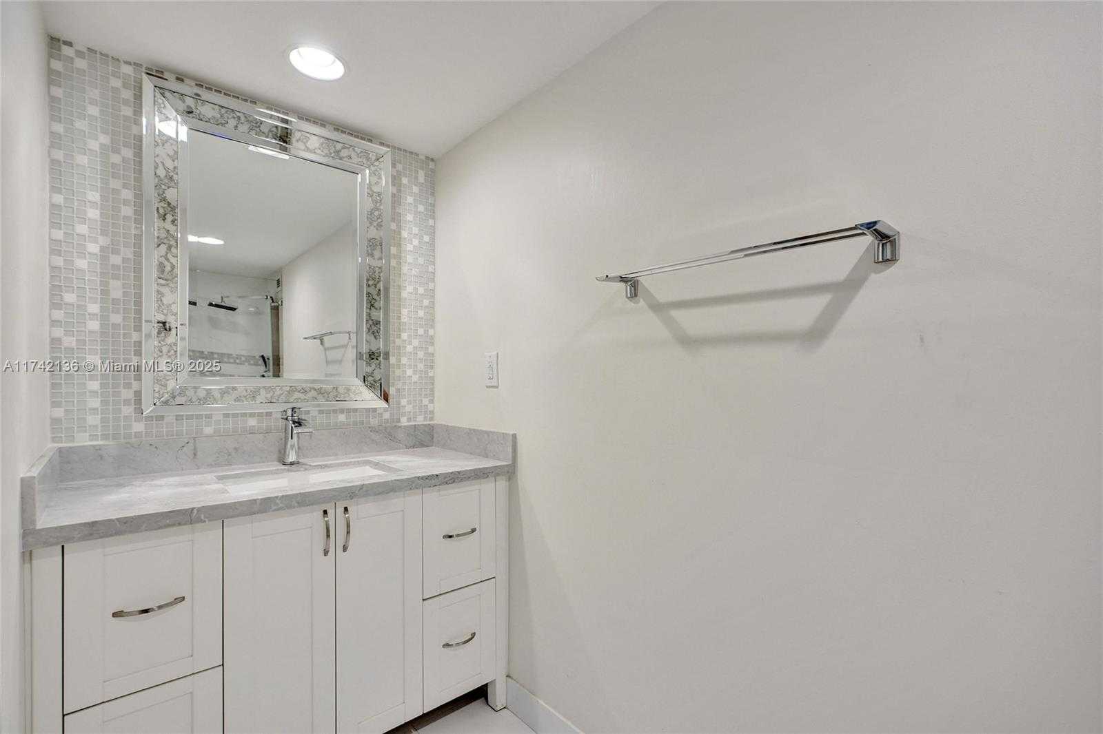 Small Image of 5600 COLLINS AVE #5C, Miami Beach Number 12