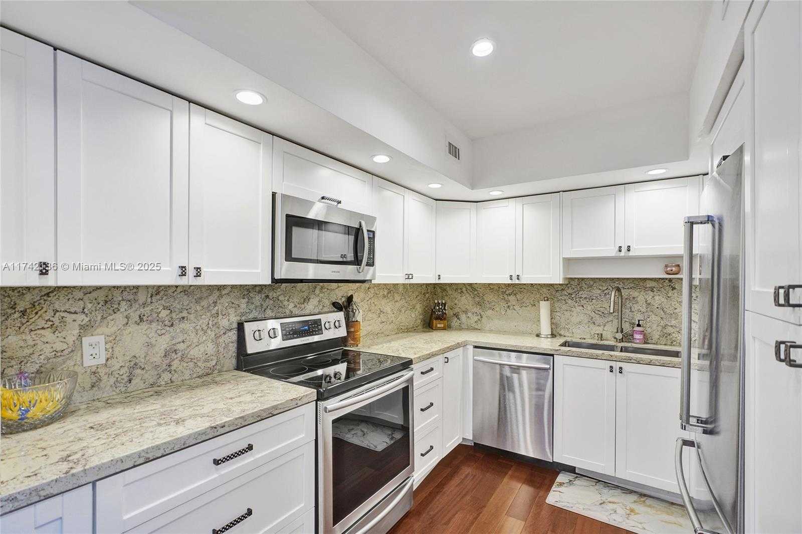 Small Image of 5600 COLLINS AVE #5C, Miami Beach Number 7