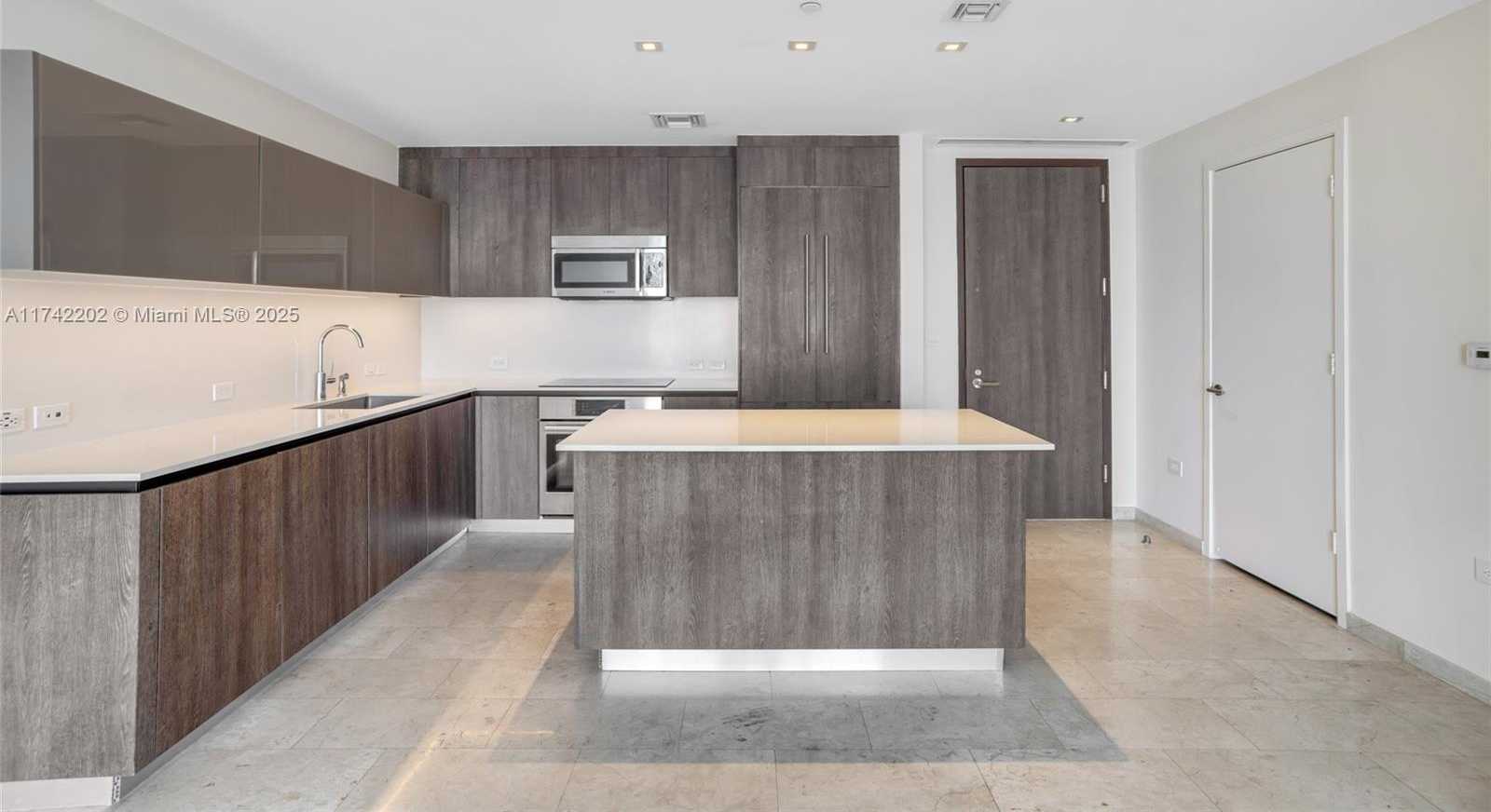 Small Image of 68 SOUTH EAST 6TH ST #2010, Miami Number 12