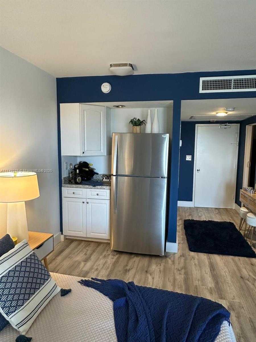 Small Image of 5401 COLLINS AVE #922, Miami Beach Number 10