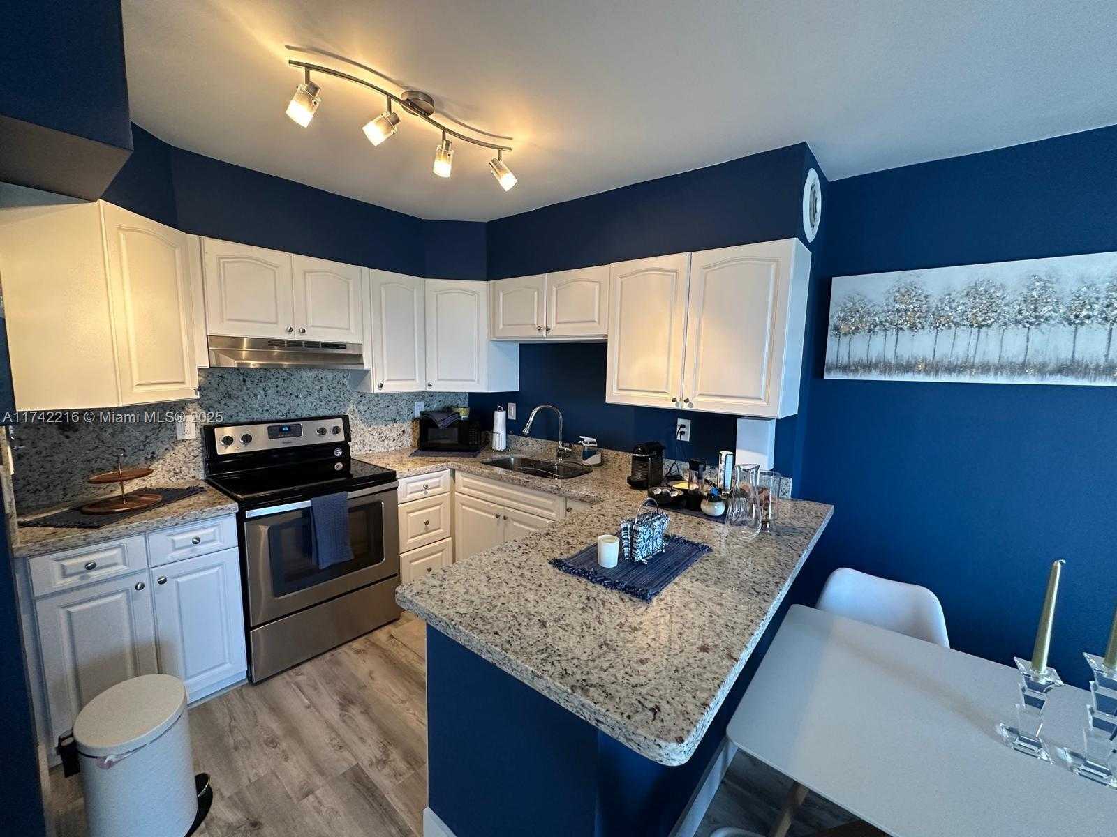 Small Image of 5401 COLLINS AVE #922, Miami Beach Number 14