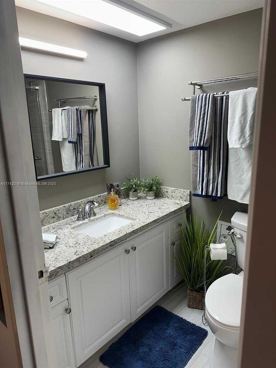 Small Image of 5401 COLLINS AVE #922, Miami Beach Number 17