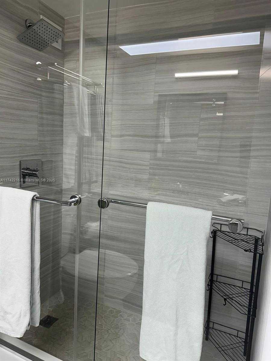 Small Image of 5401 COLLINS AVE #922, Miami Beach Number 18