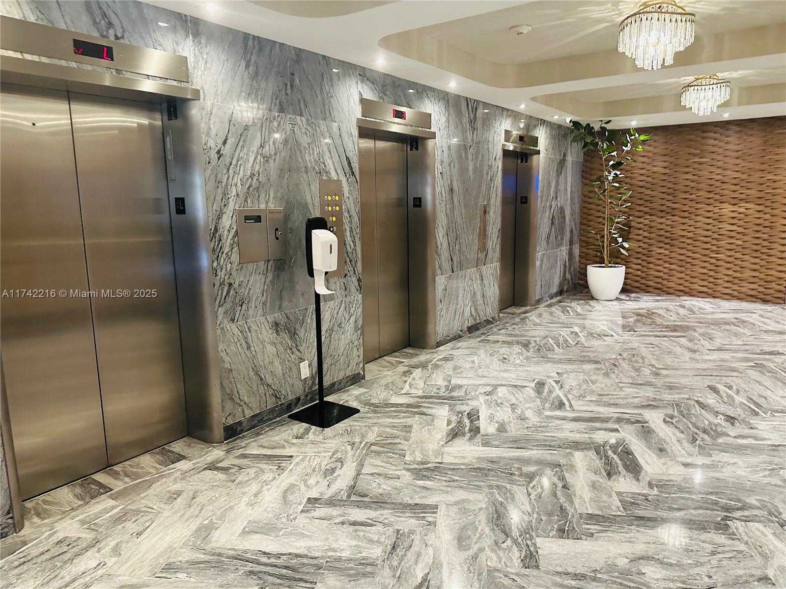 Small Image of 5401 COLLINS AVE #922, Miami Beach Number 23