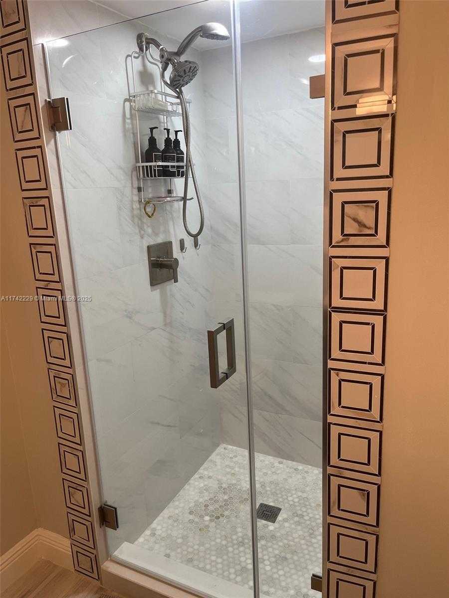 Small Image of 9433 Fontainebleau Blvd, Miami, FL 33172, USA Number 10