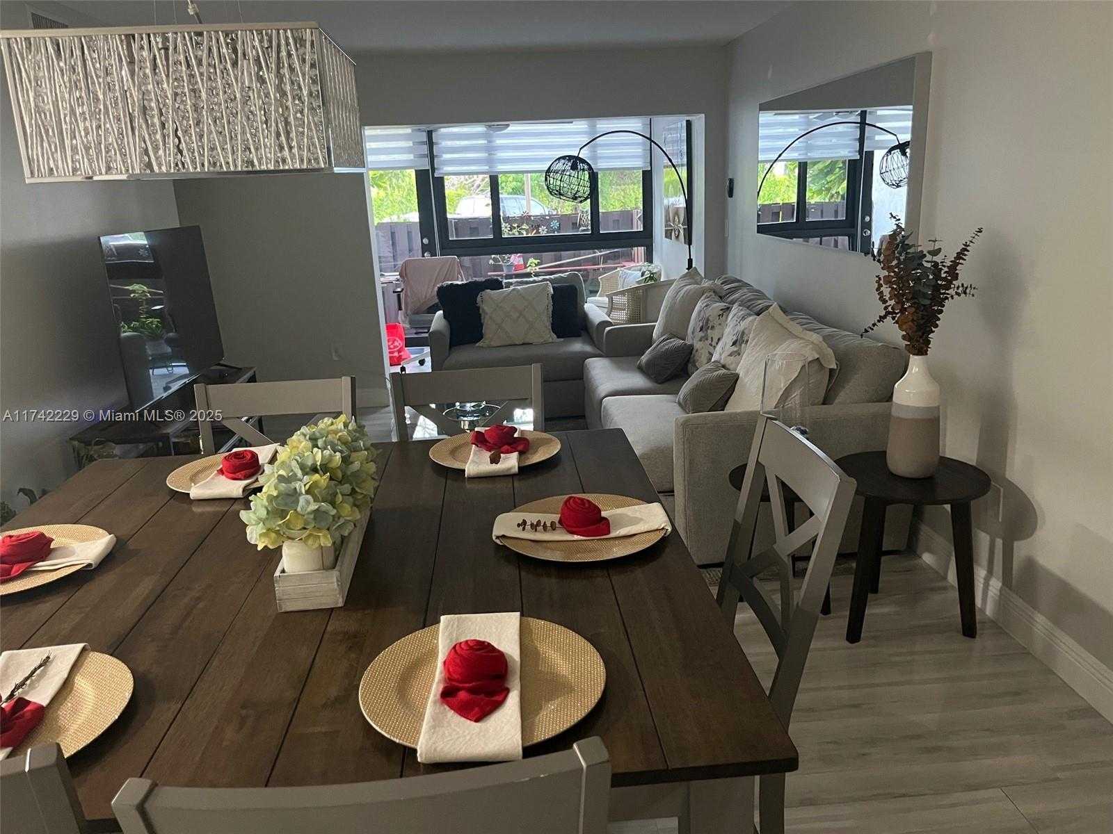 Small Image of 9433 Fontainebleau Blvd, Miami, FL 33172, USA Number 2