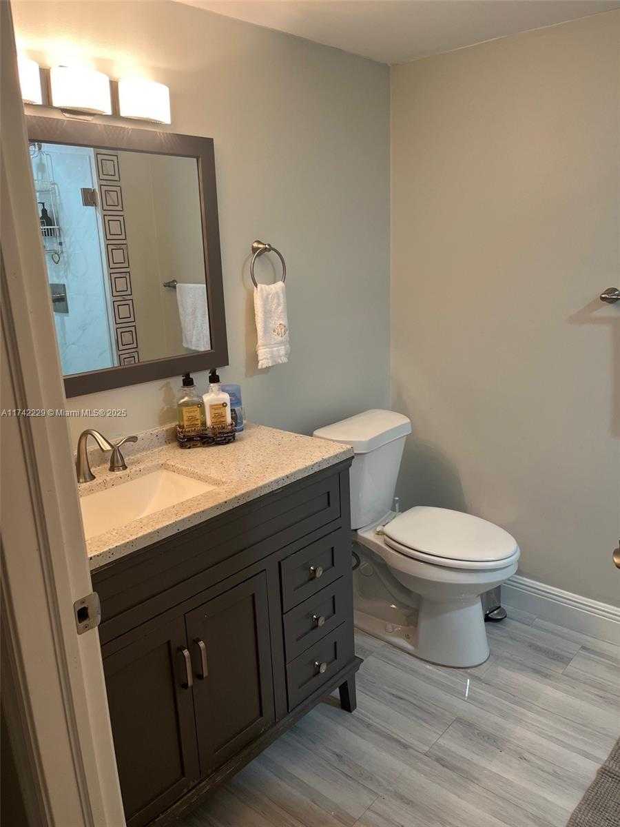 Small Image of 9433 Fontainebleau Blvd, Miami, FL 33172, USA Number 3