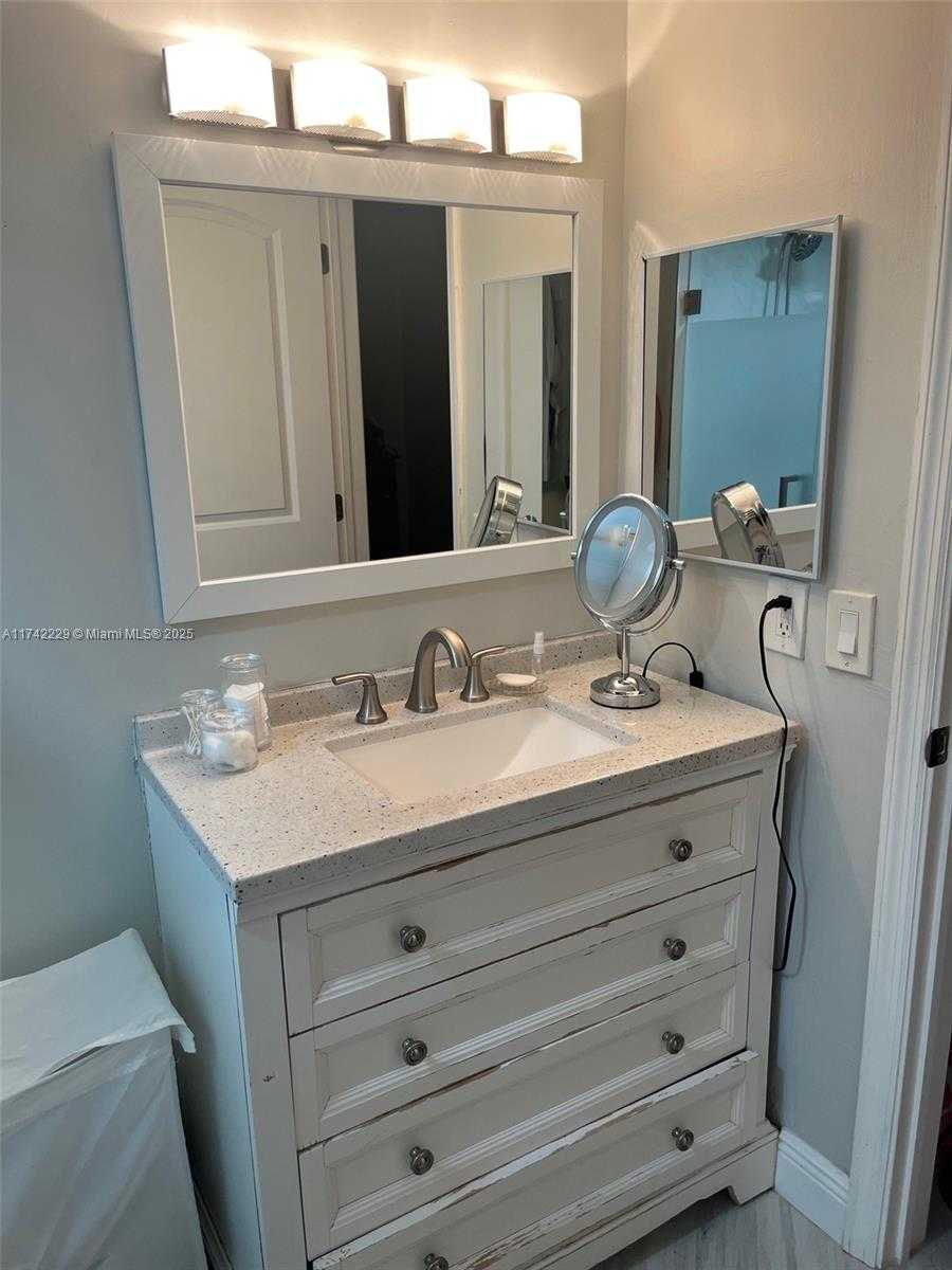 Small Image of 9433 Fontainebleau Blvd, Miami, FL 33172, USA Number 5
