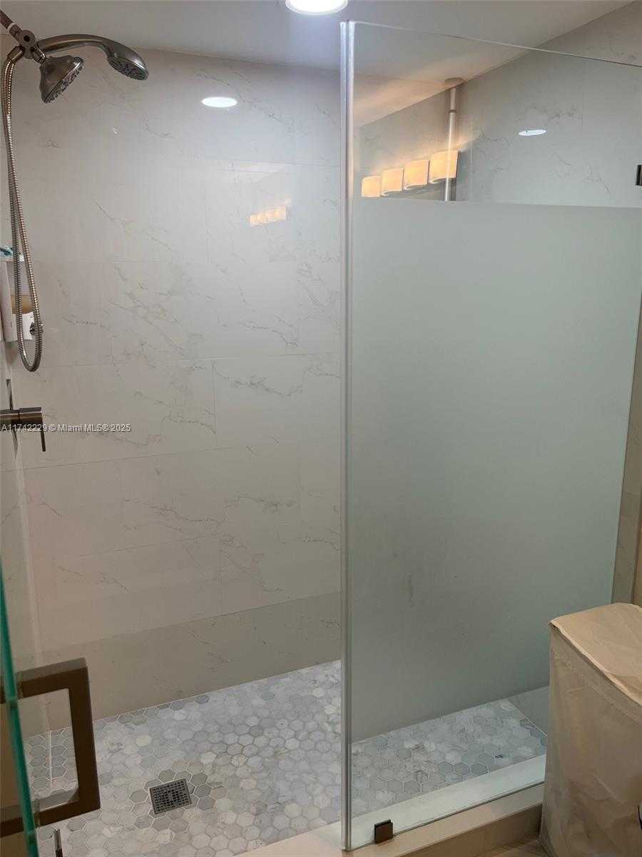 Small Image of 9433 Fontainebleau Blvd, Miami, FL 33172, USA Number 6