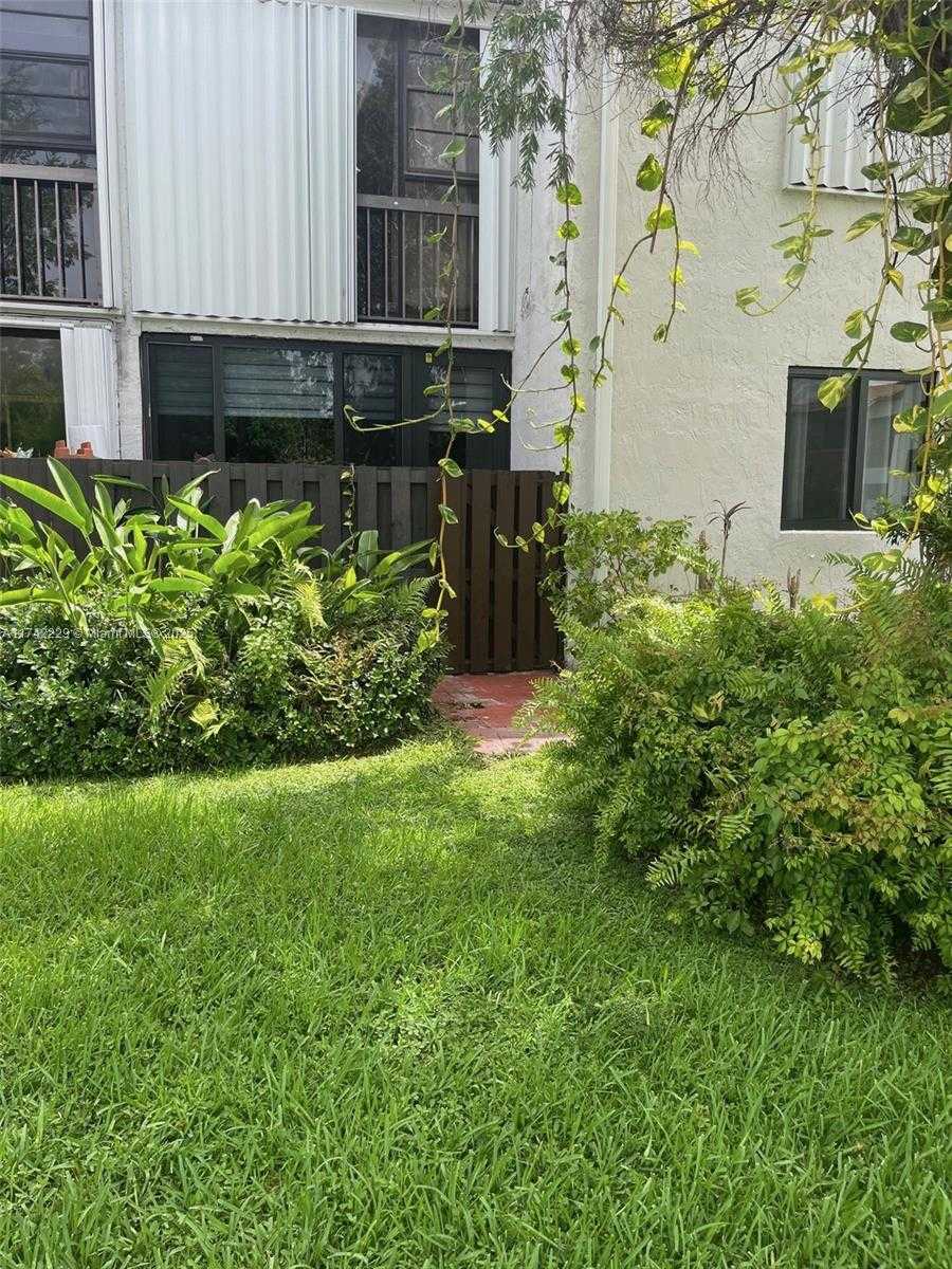 Small Image of 9433 Fontainebleau Blvd, Miami, FL 33172, USA Number 7