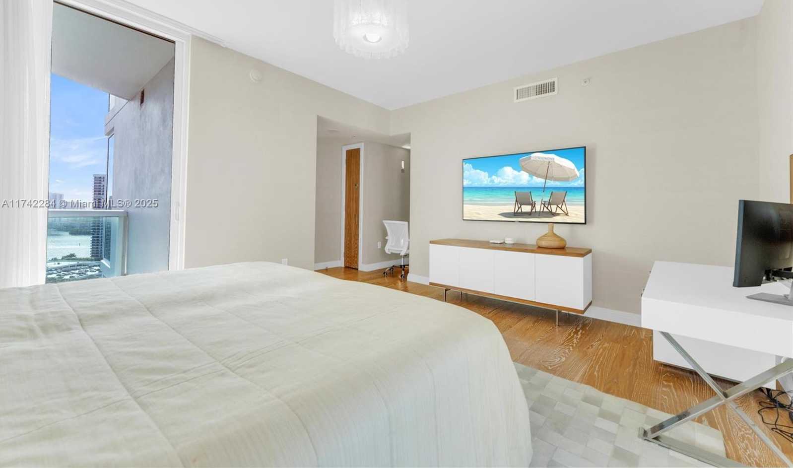 Small Image of 19400 TURNBERRY WAY #2011, Aventura Number 23