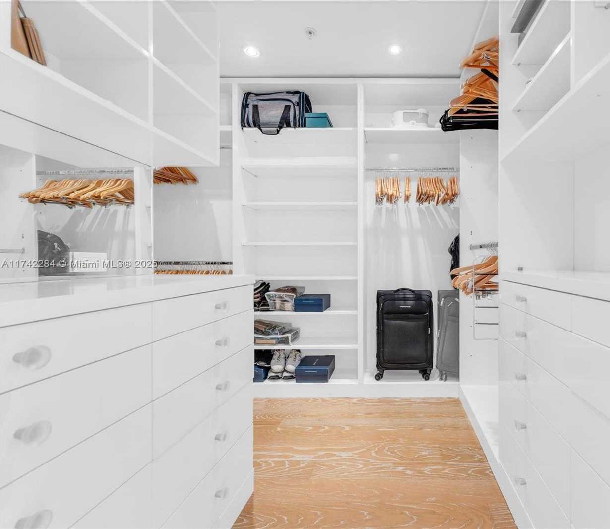 Small Image of 19400 TURNBERRY WAY #2011, Aventura Number 26