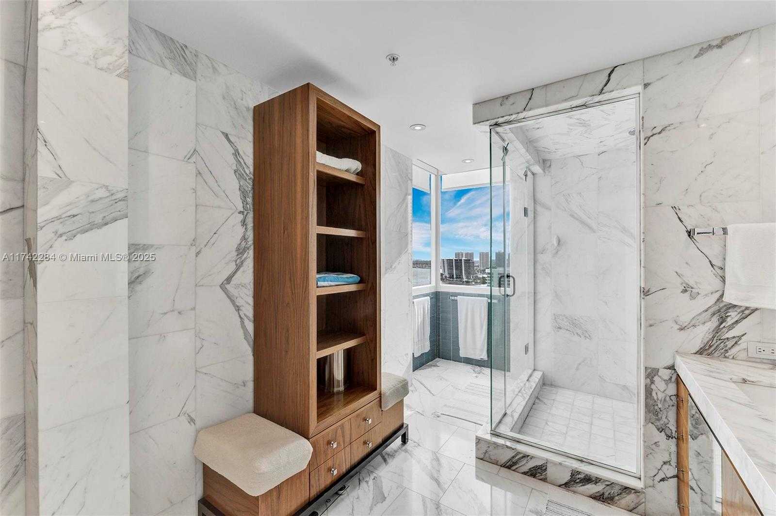 Small Image of 19400 TURNBERRY WAY #2011, Aventura Number 27