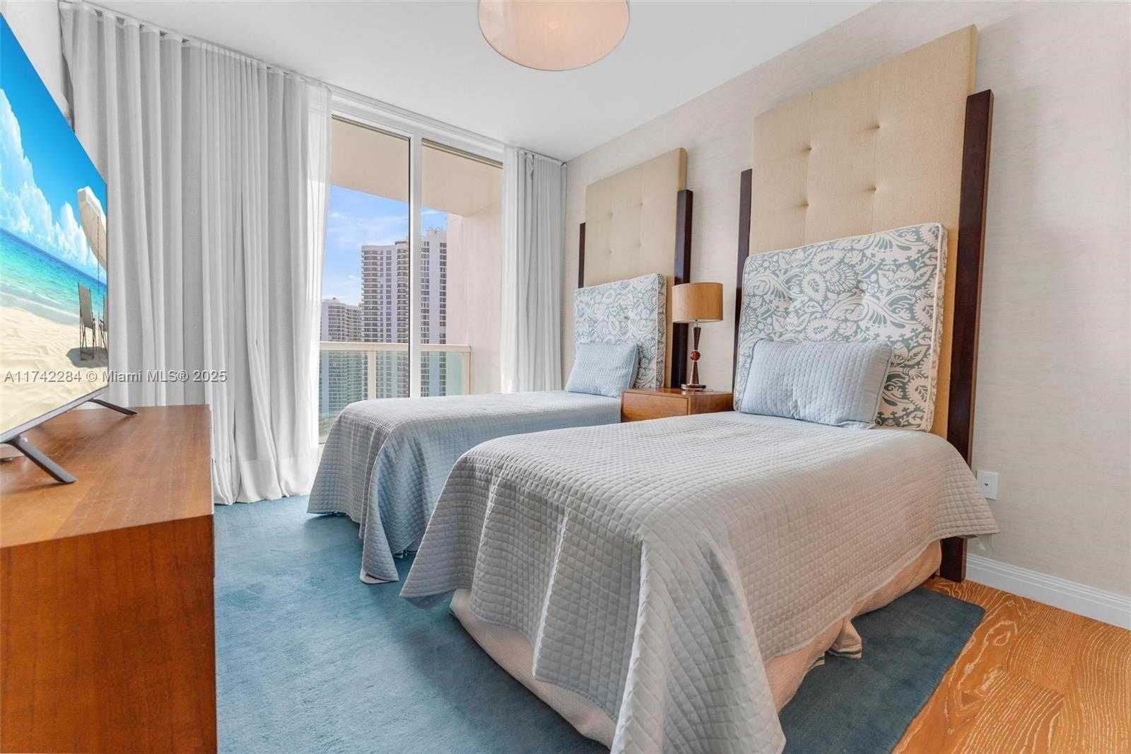 Small Image of 19400 TURNBERRY WAY #2011, Aventura Number 31