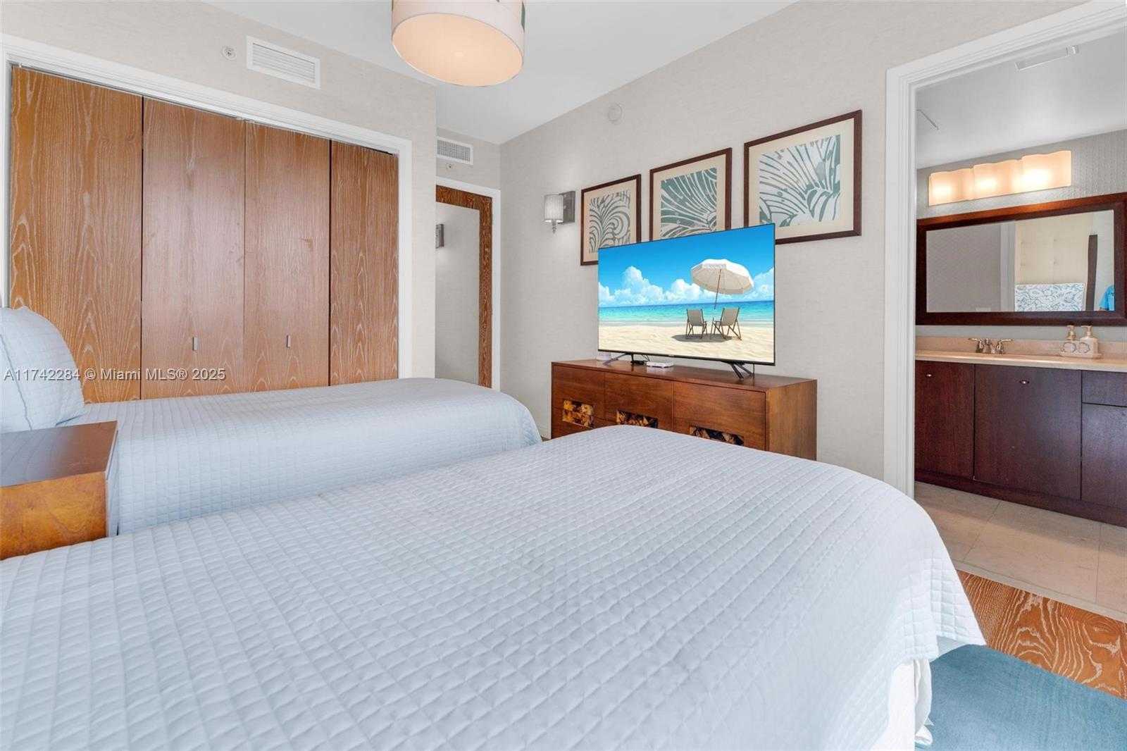 Small Image of 19400 TURNBERRY WAY #2011, Aventura Number 32