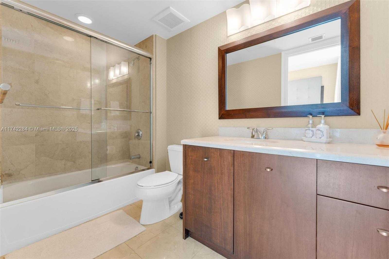 Small Image of 19400 TURNBERRY WAY #2011, Aventura Number 34