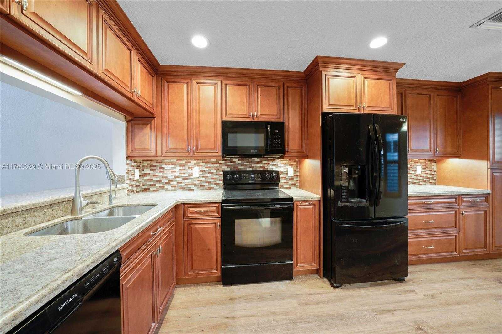 Small Image of 7490 SOUTH PINEWALK DR S #94-20, Margate Number 3