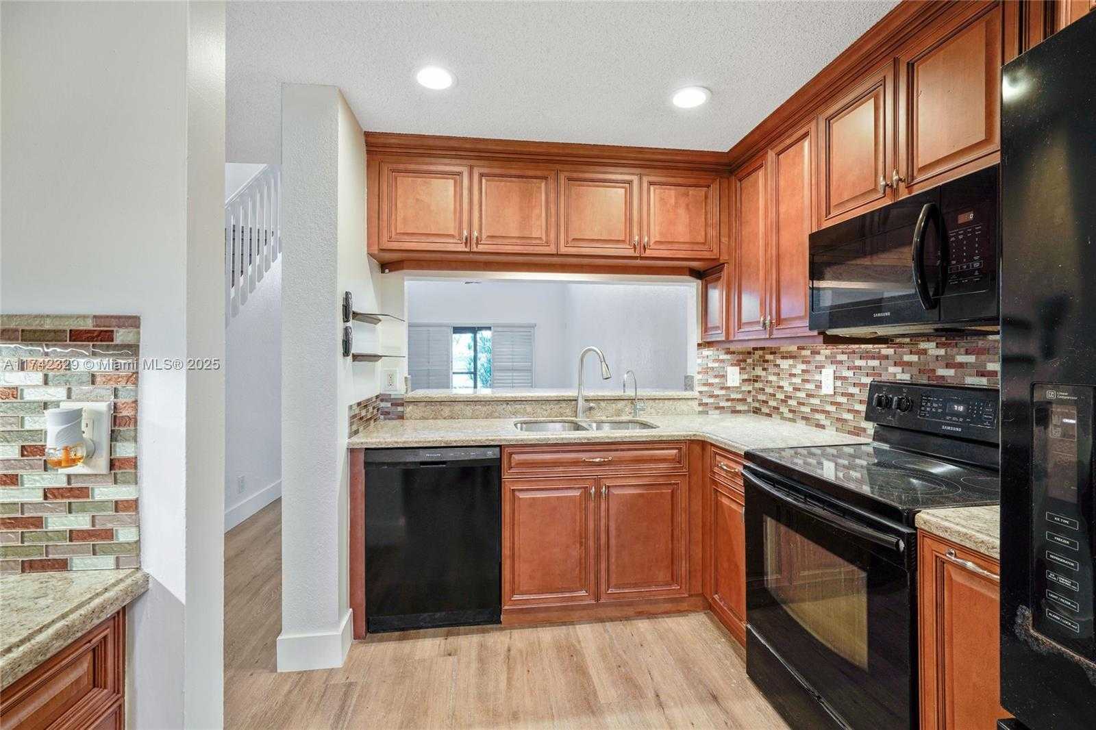 Small Image of 7490 SOUTH PINEWALK DR S #94-20, Margate Number 4