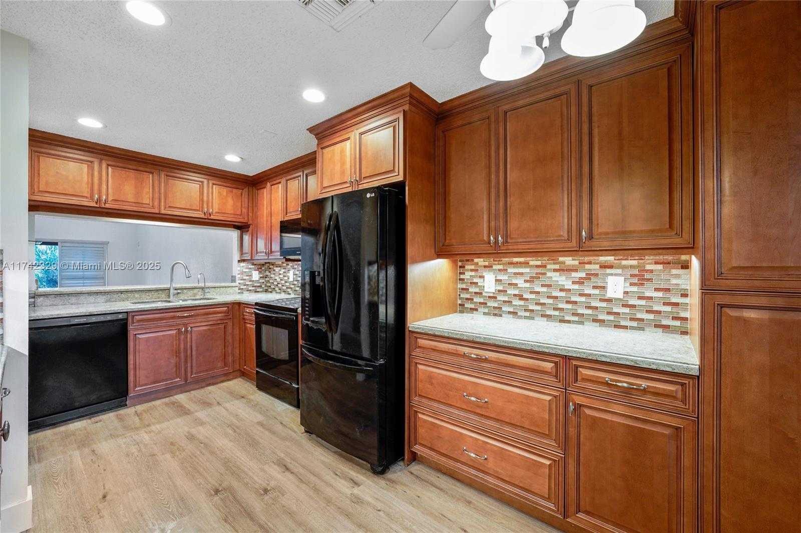 Small Image of 7490 SOUTH PINEWALK DR S #94-20, Margate Number 7