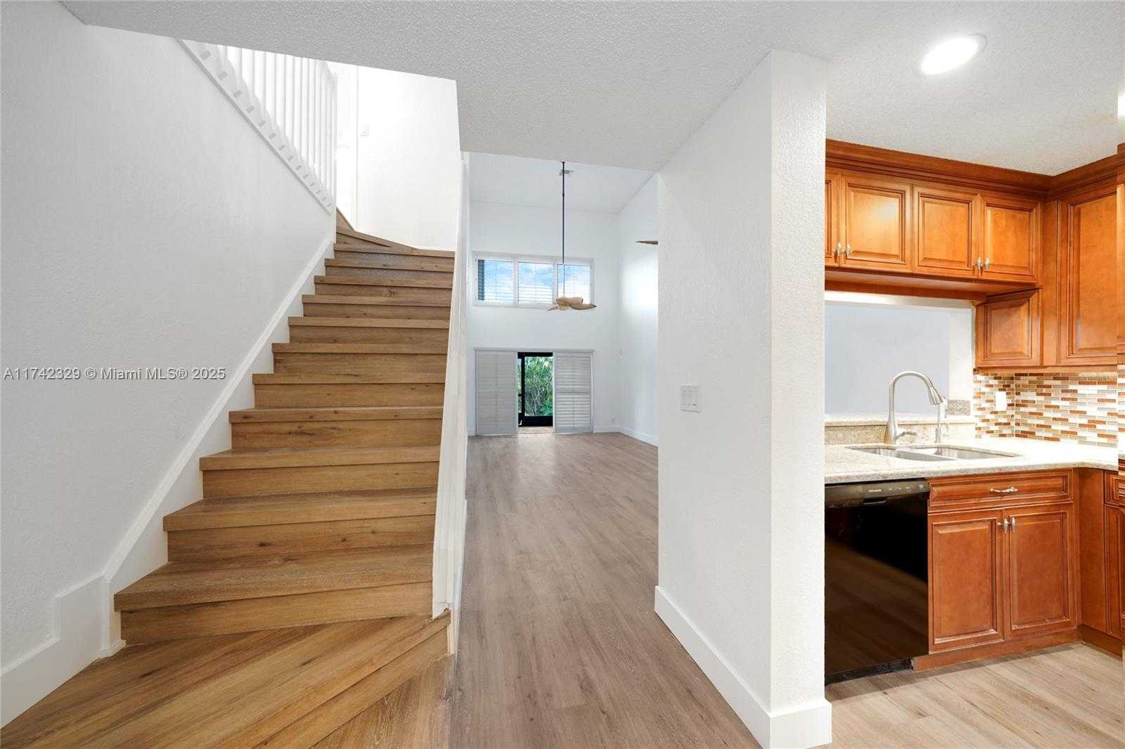Small Image of 7490 SOUTH PINEWALK DR S #94-20, Margate Number 9