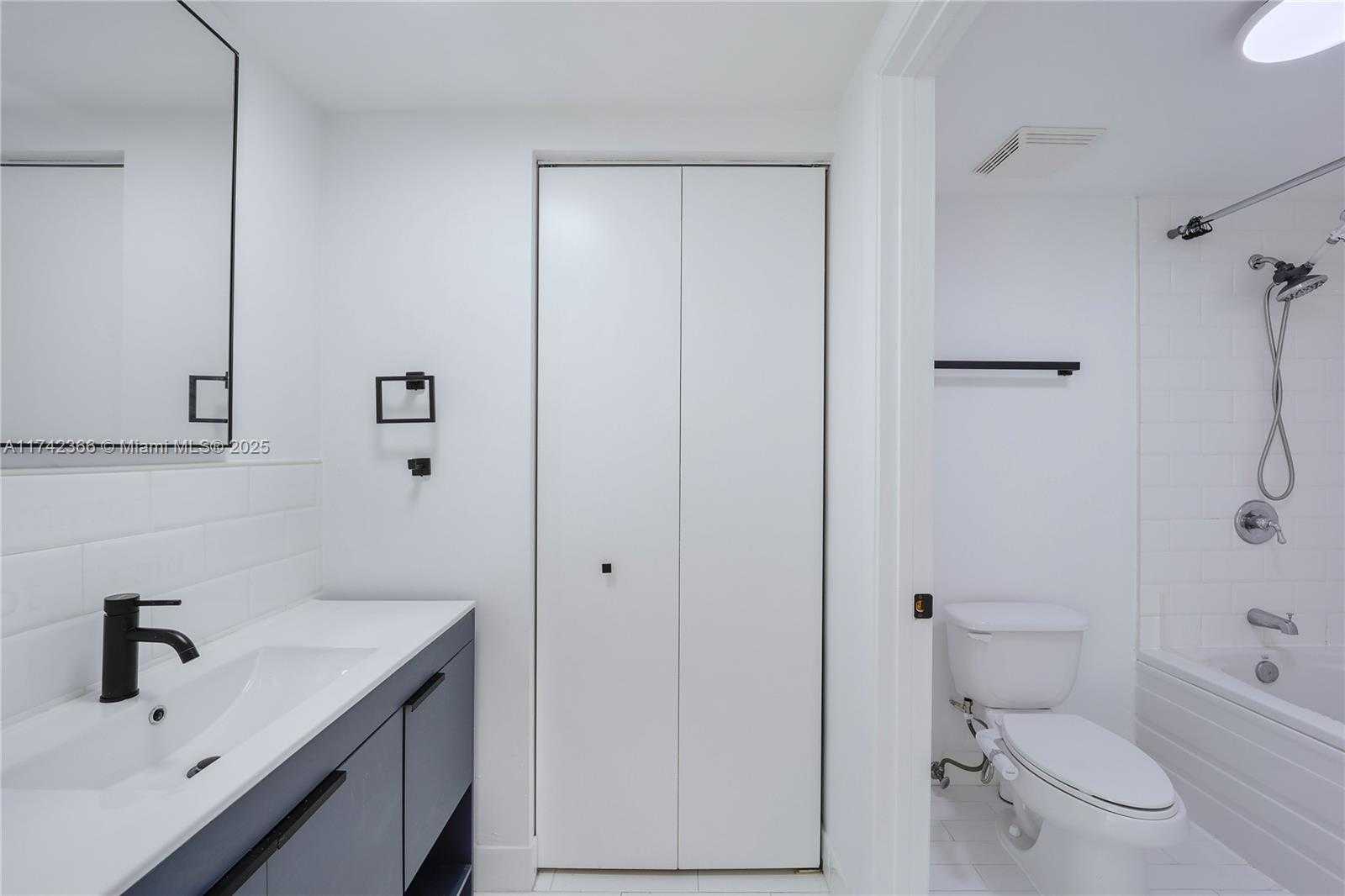 Small Image of 690 SOUTH WEST 1ST CT #3117, Miami Number 16