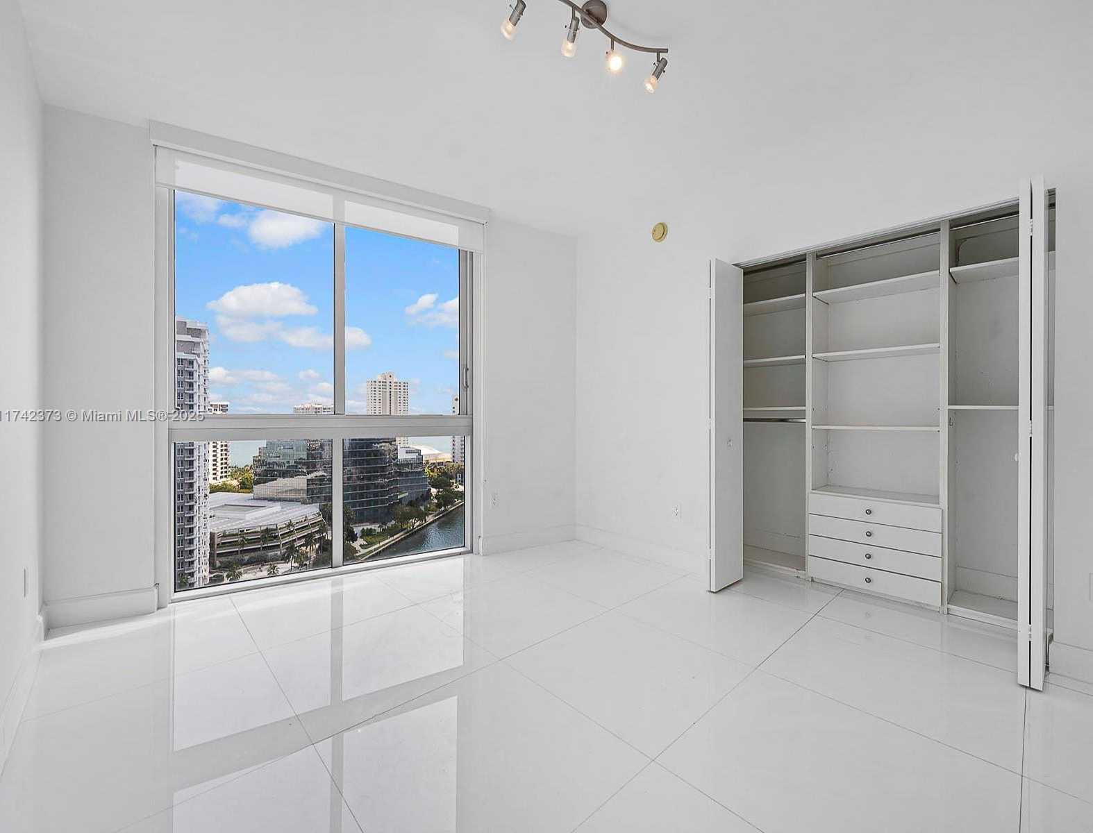 Small Image of 495 BRICKELL AVE #1801, Miami Number 11