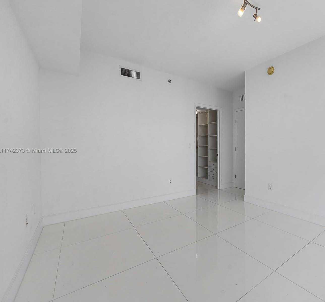 Small Image of 495 BRICKELL AVE #1801, Miami Number 13