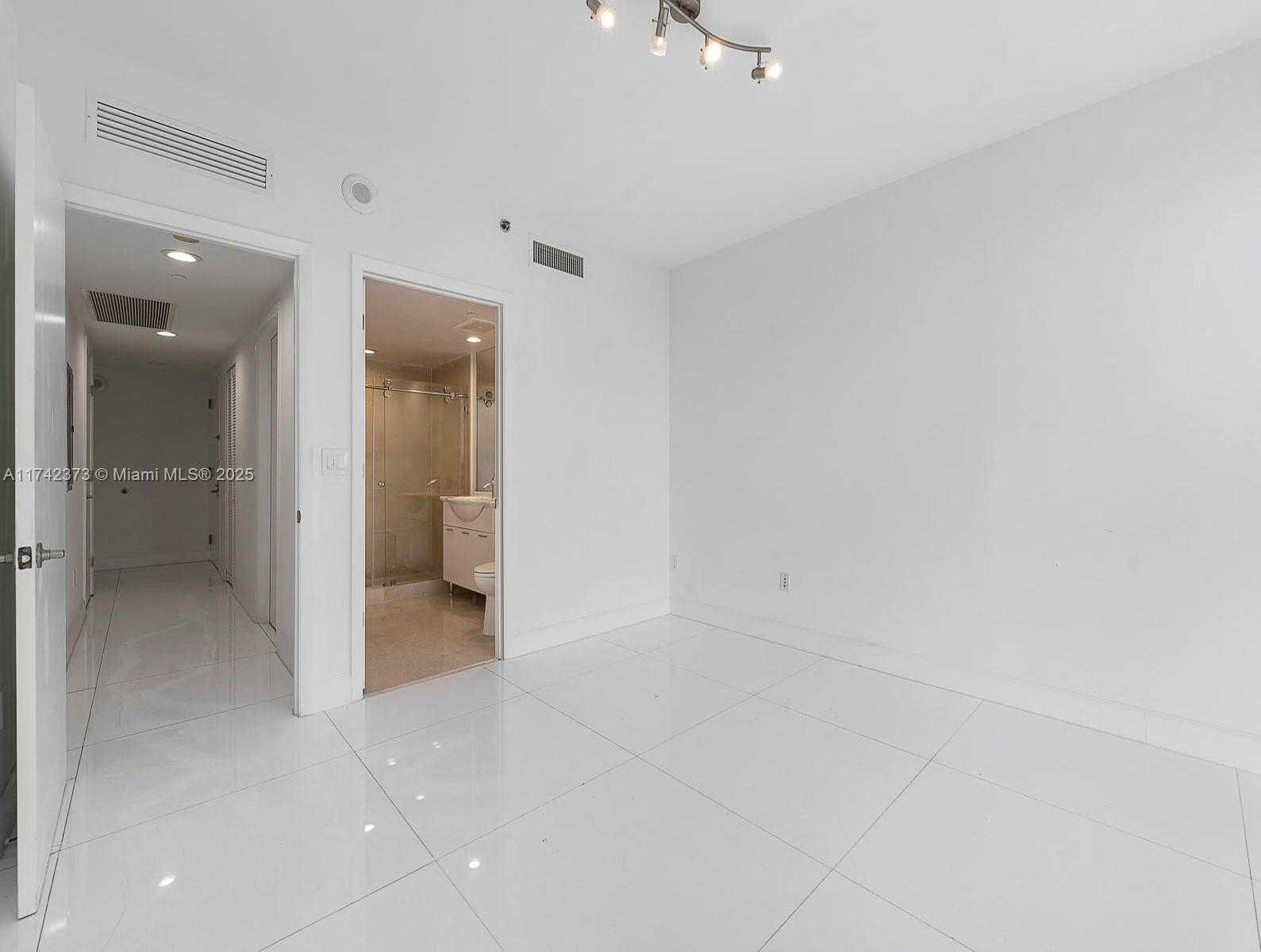 Small Image of 495 BRICKELL AVE #1801, Miami Number 14