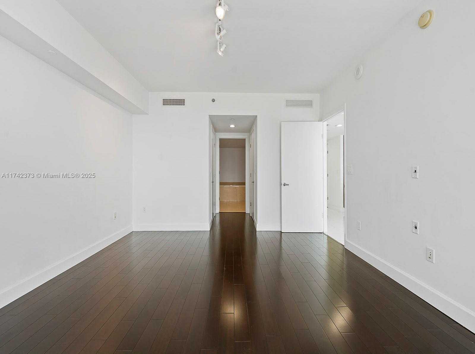 Small Image of 495 BRICKELL AVE #1801, Miami Number 20