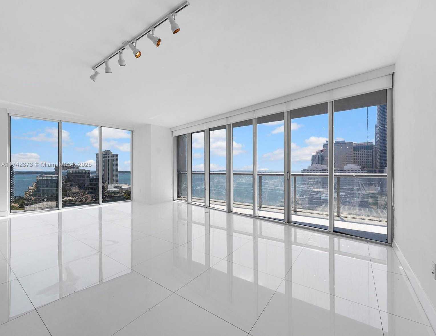 Small Image of 495 BRICKELL AVE #1801, Miami Number 4