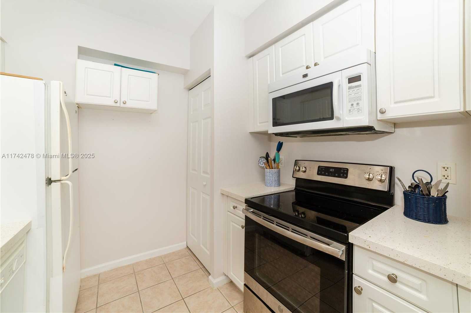 Small Image of 17150 NORTH BAY RD #2517, Sunny Isles Beach Number 14