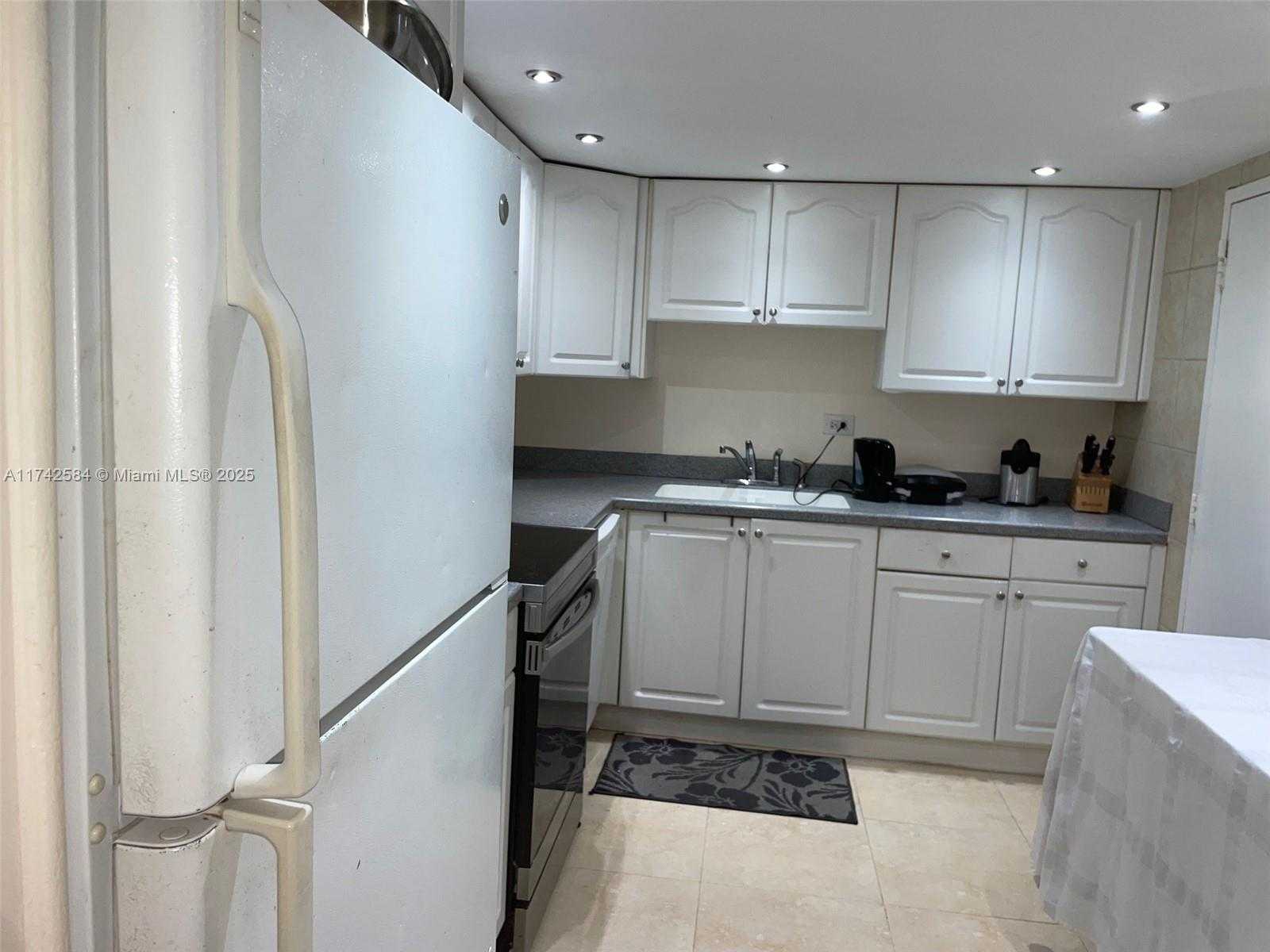 Small Image of 6039 WEST COLLINS AVE #533, Miami Beach Number 11
