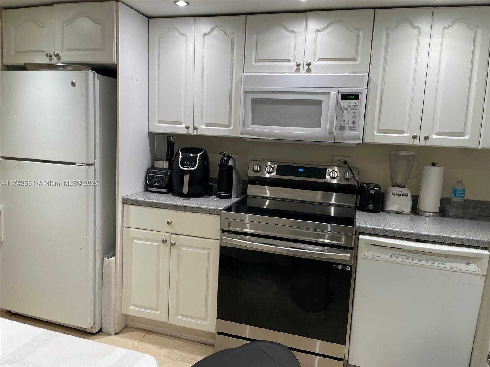 Small Image of 6039 WEST COLLINS AVE #533, Miami Beach Number 12