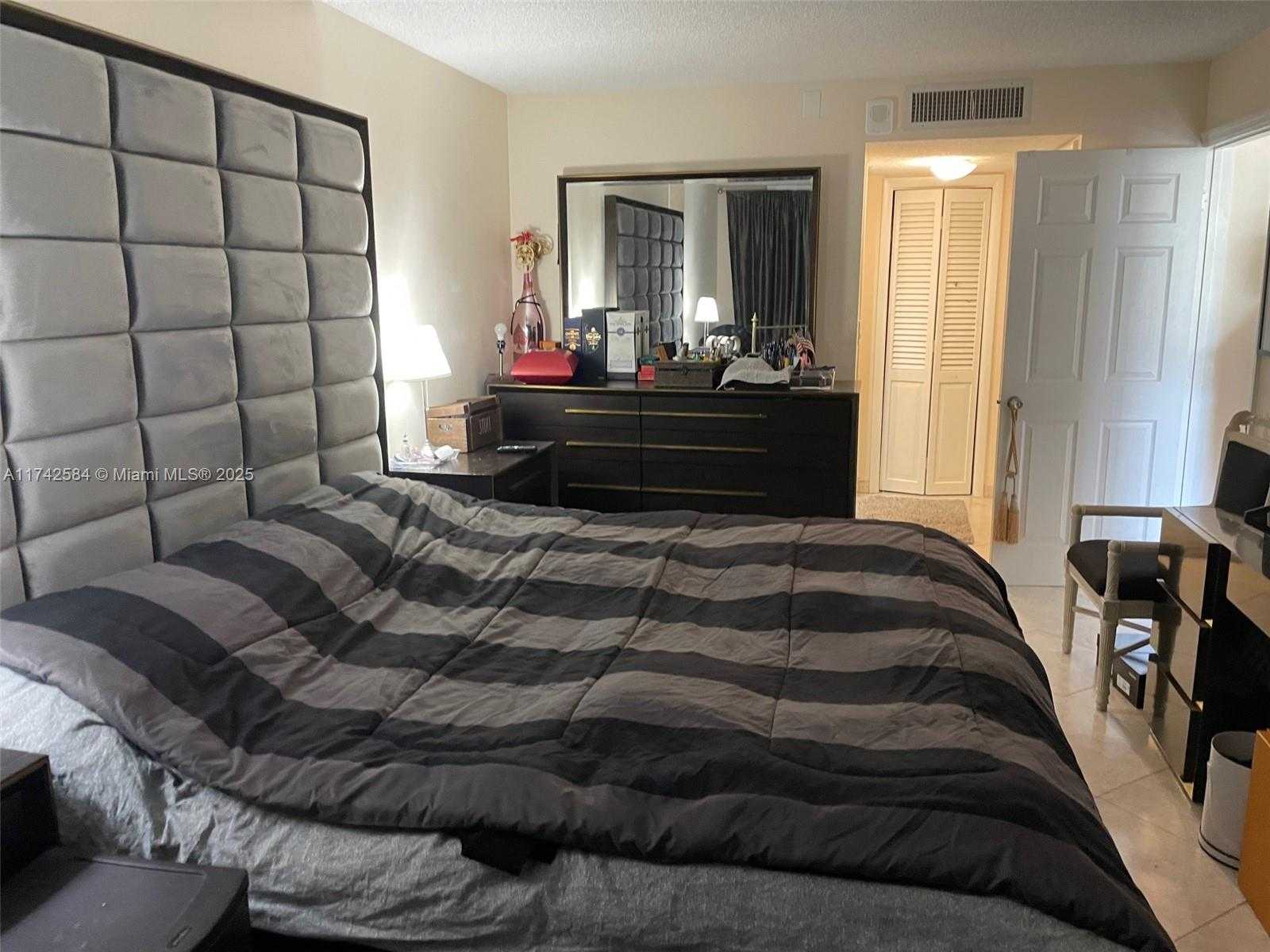 Small Image of 6039 WEST COLLINS AVE #533, Miami Beach Number 16