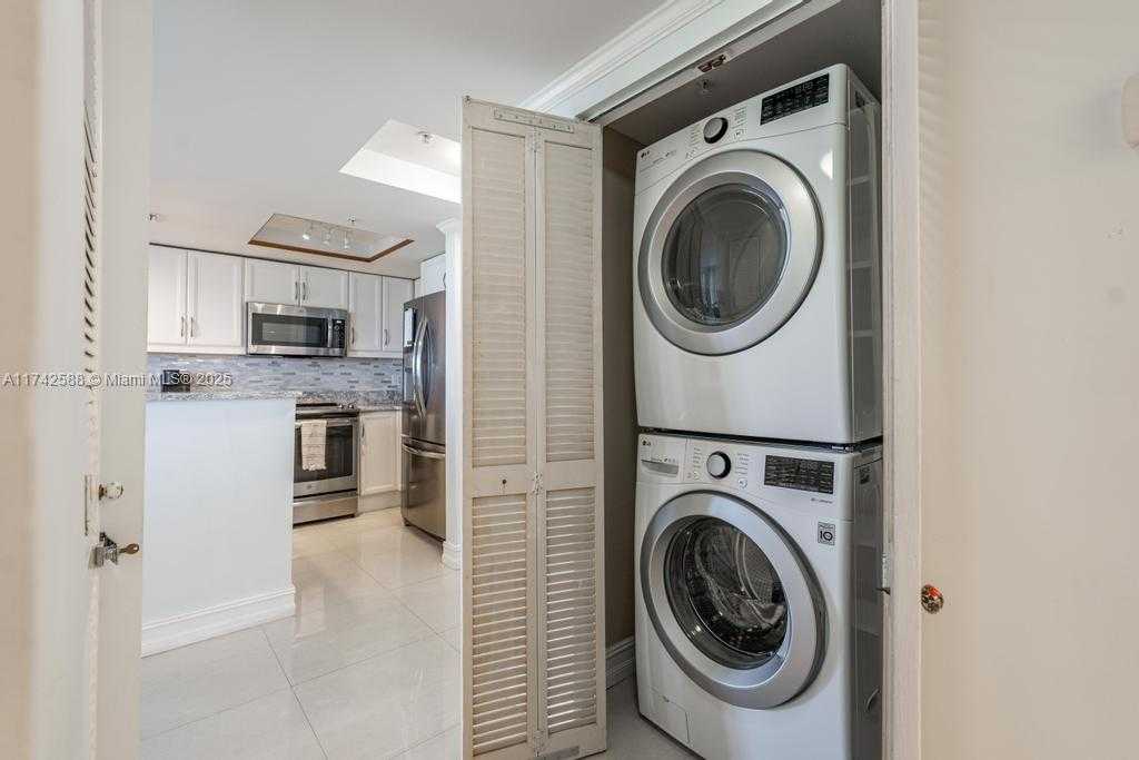 Small Image of 2951 SOUTH BAYSHORE DR #907/909, Miami Number 18
