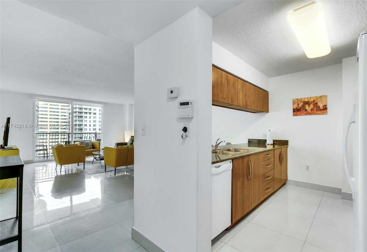 Small Image of 1200 BRICKELL BAY DR #2504, Miami Number 3