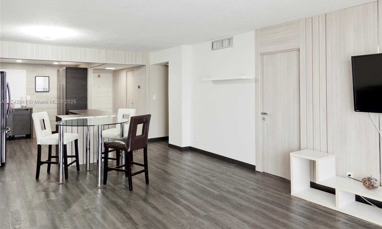 Small Image of 427 GOLDEN ISLES DR #15J, Hallandale Beach Number 11