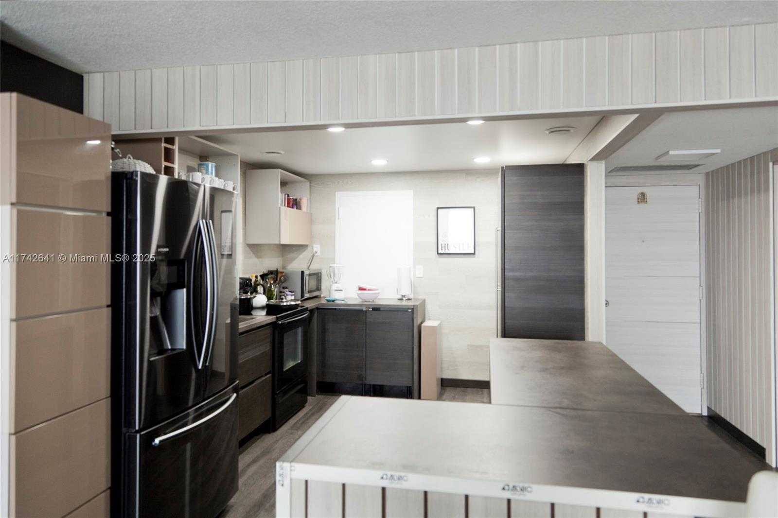 Small Image of 427 GOLDEN ISLES DR #15J, Hallandale Beach Number 13