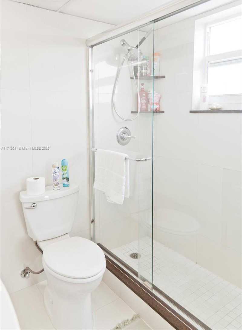 Small Image of 427 GOLDEN ISLES DR #15J, Hallandale Beach Number 15
