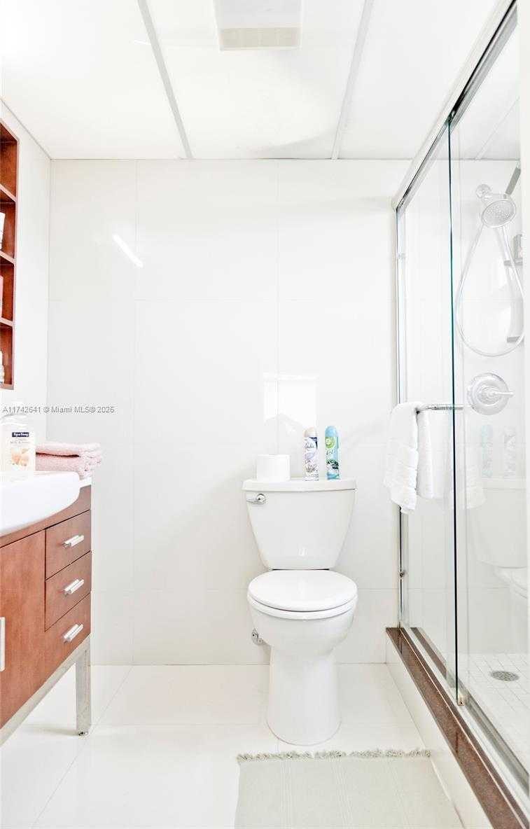 Small Image of 427 GOLDEN ISLES DR #15J, Hallandale Beach Number 17