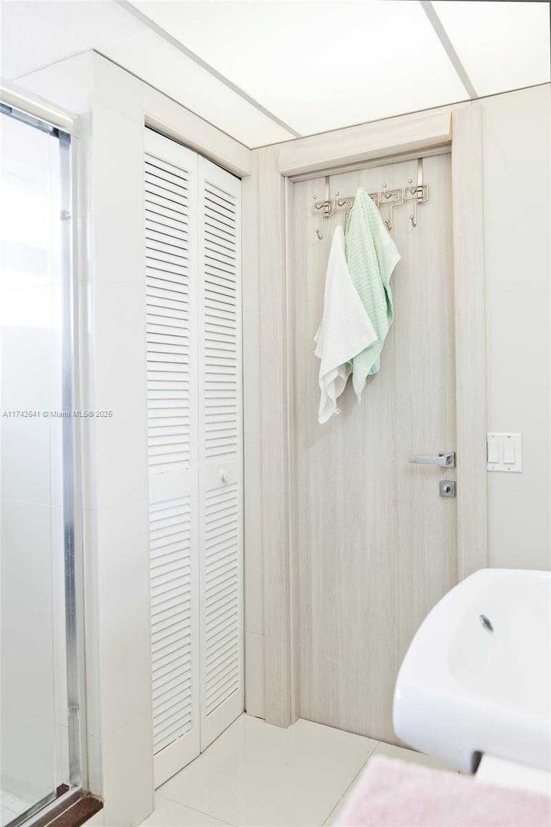 Small Image of 427 GOLDEN ISLES DR #15J, Hallandale Beach Number 18