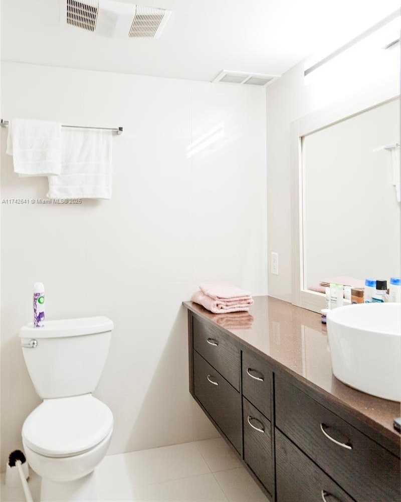 Small Image of 427 GOLDEN ISLES DR #15J, Hallandale Beach Number 19