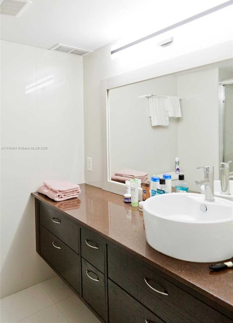 Small Image of 427 GOLDEN ISLES DR #15J, Hallandale Beach Number 20