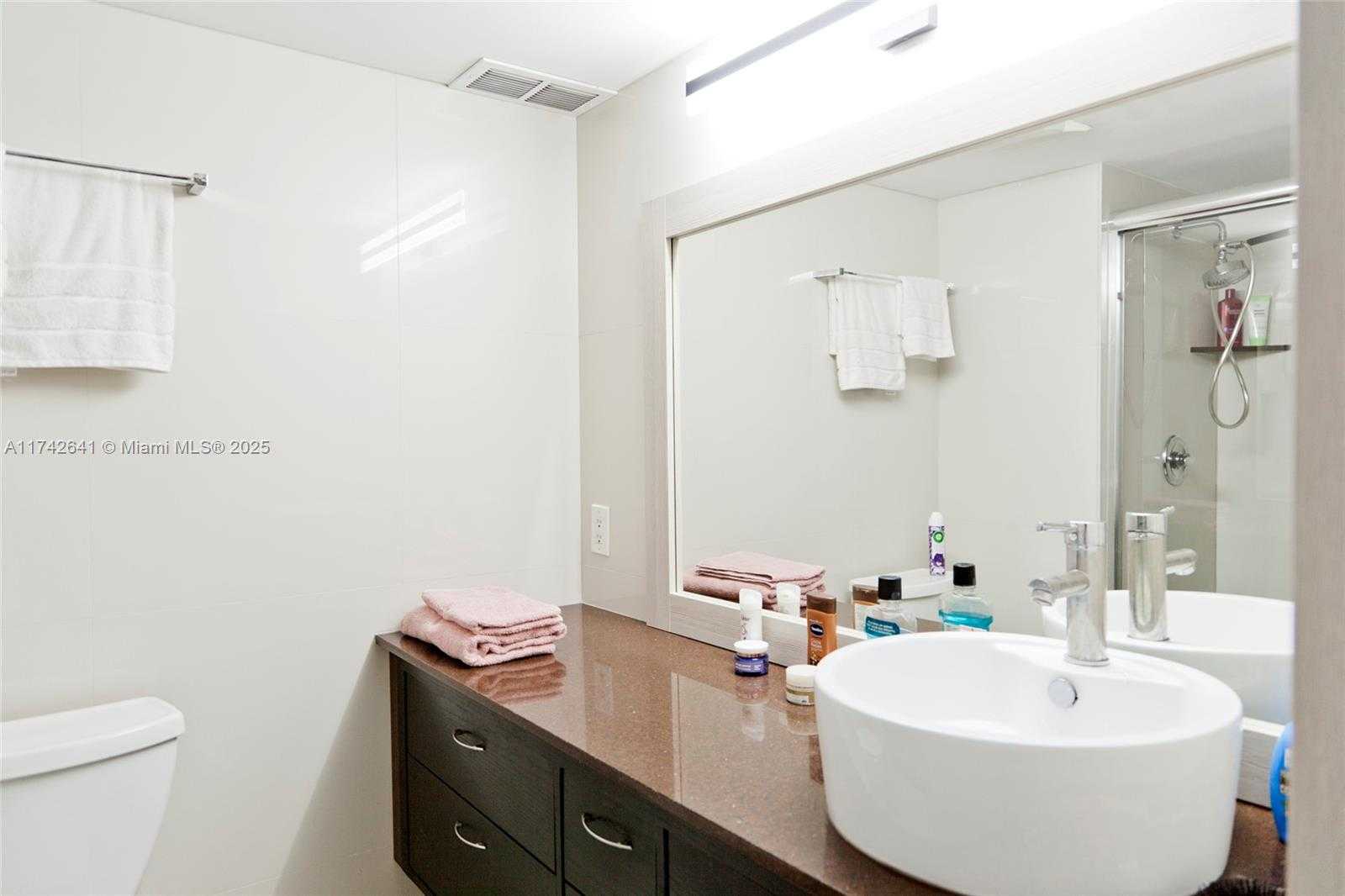 Small Image of 427 GOLDEN ISLES DR #15J, Hallandale Beach Number 21