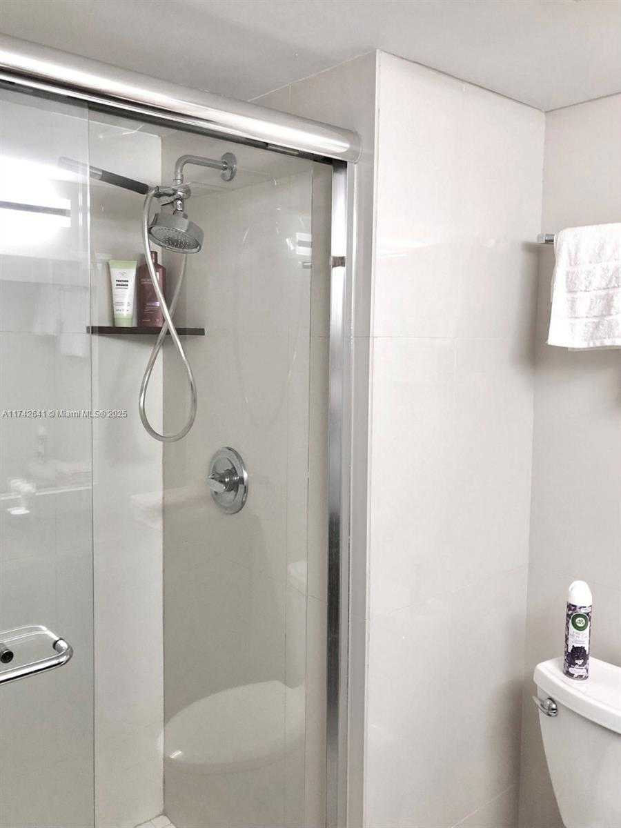 Small Image of 427 GOLDEN ISLES DR #15J, Hallandale Beach Number 22