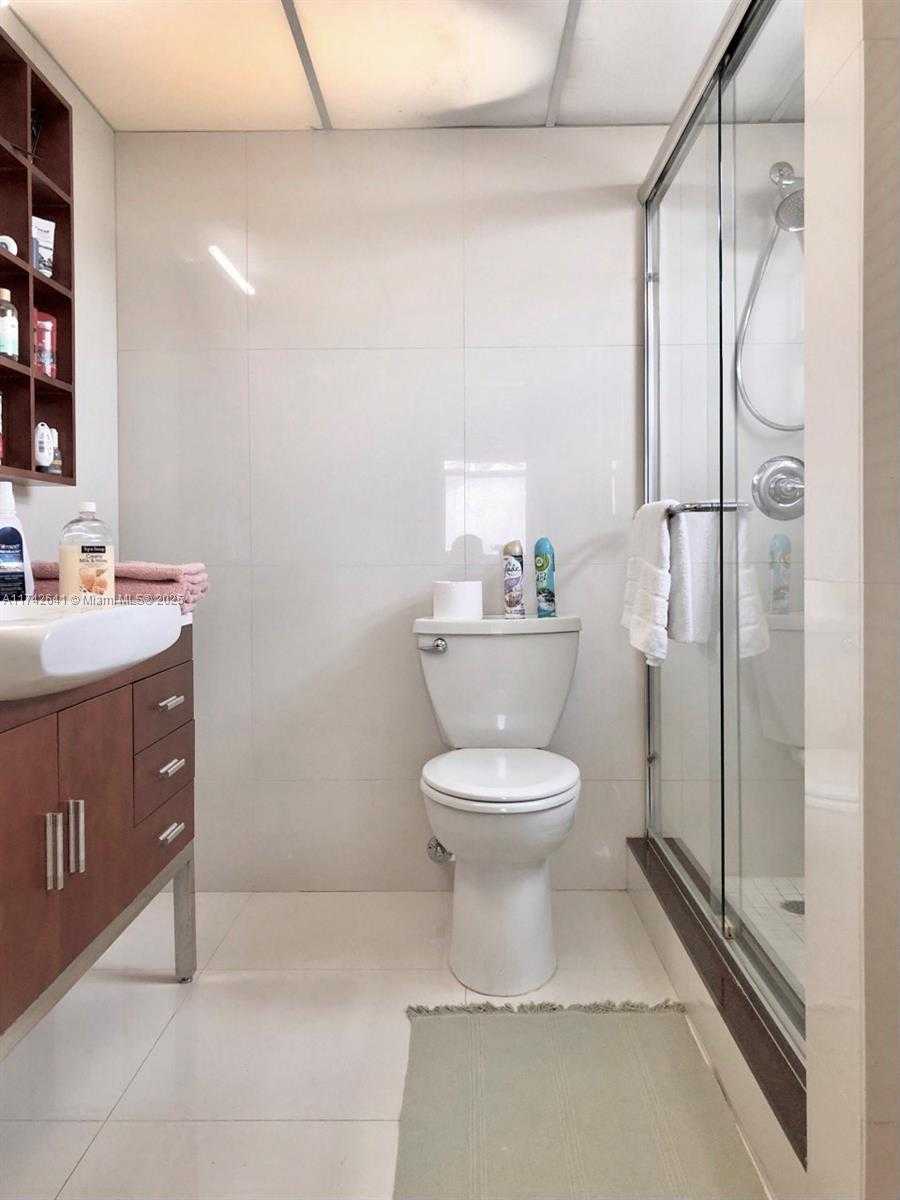 Small Image of 427 GOLDEN ISLES DR #15J, Hallandale Beach Number 24