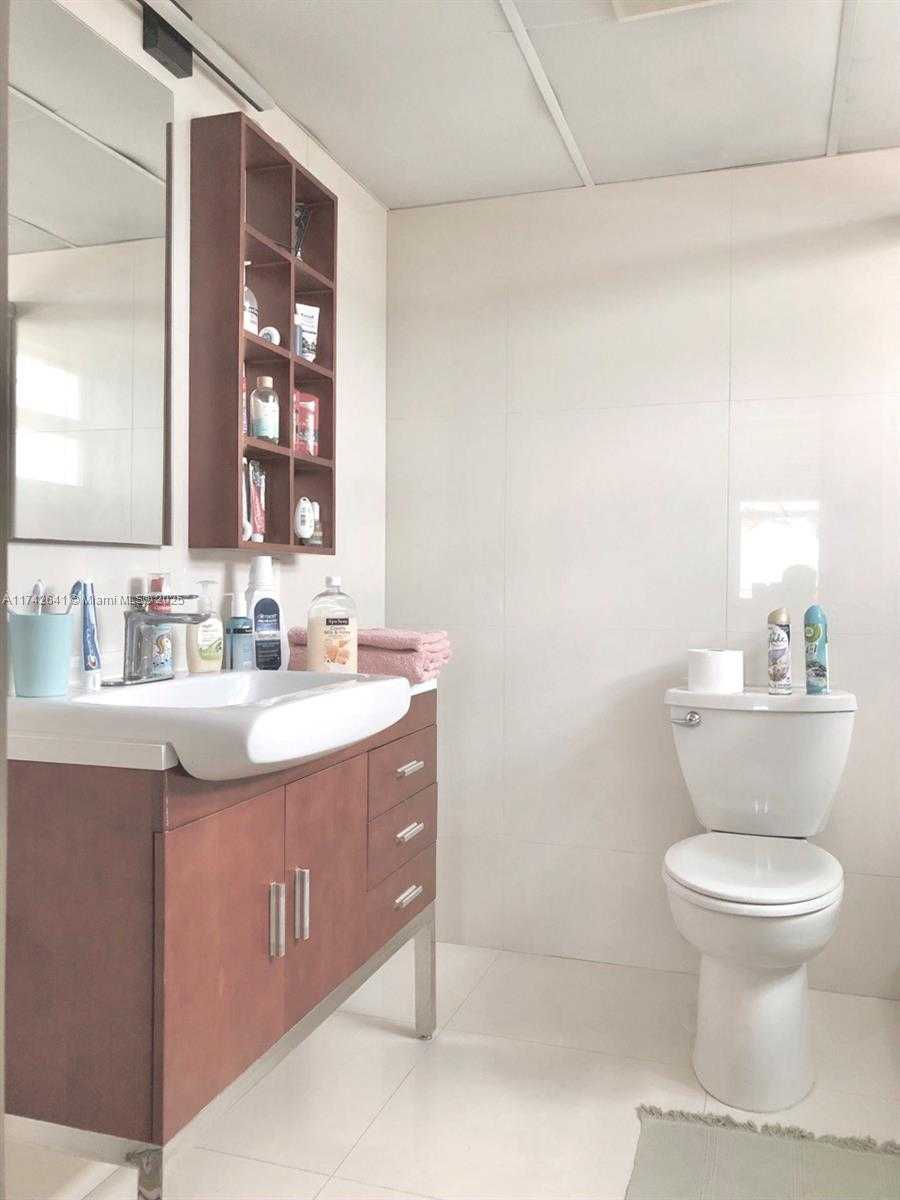 Small Image of 427 GOLDEN ISLES DR #15J, Hallandale Beach Number 25